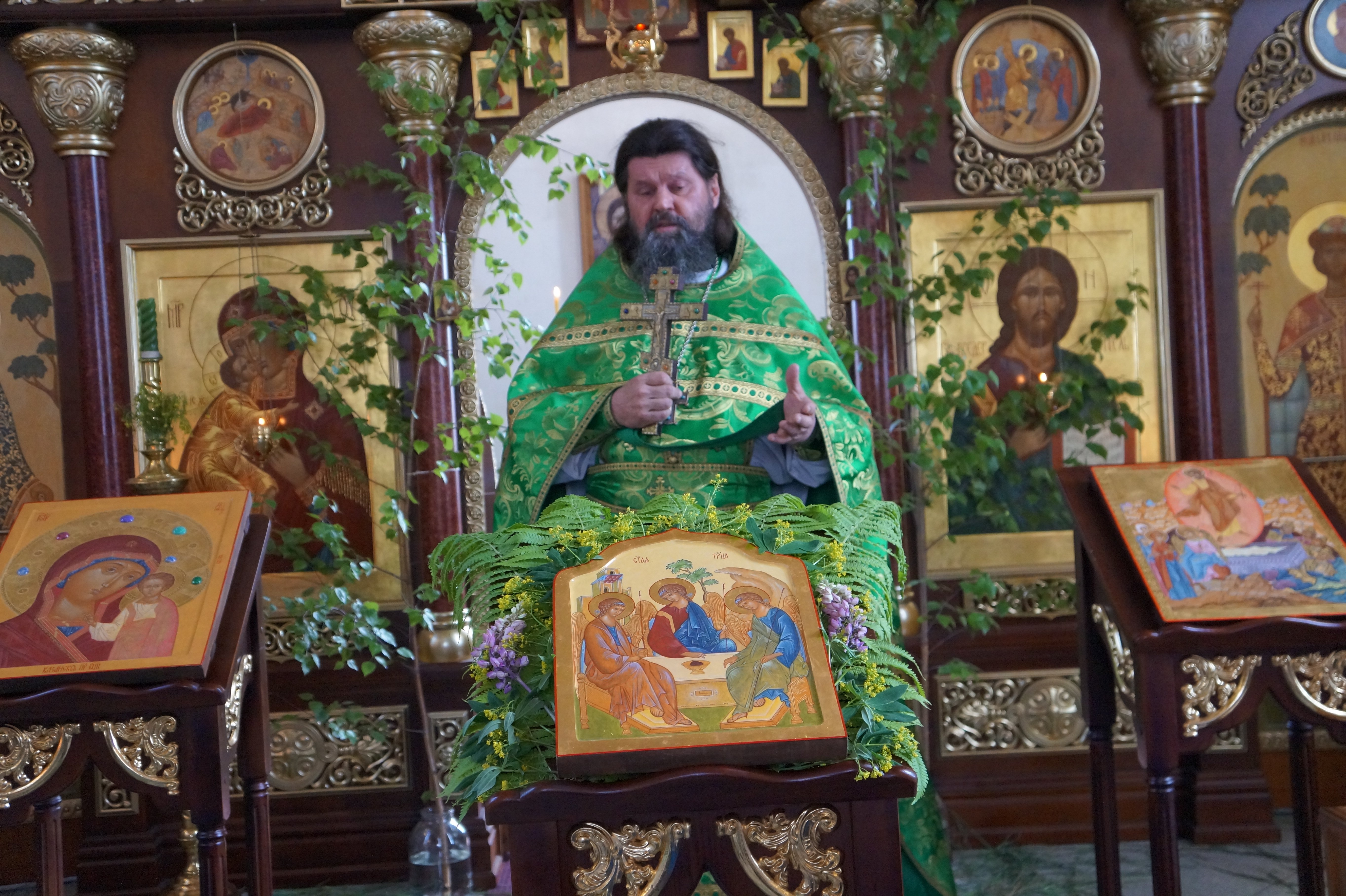 Праздник Святой Троицы в артемовском храме